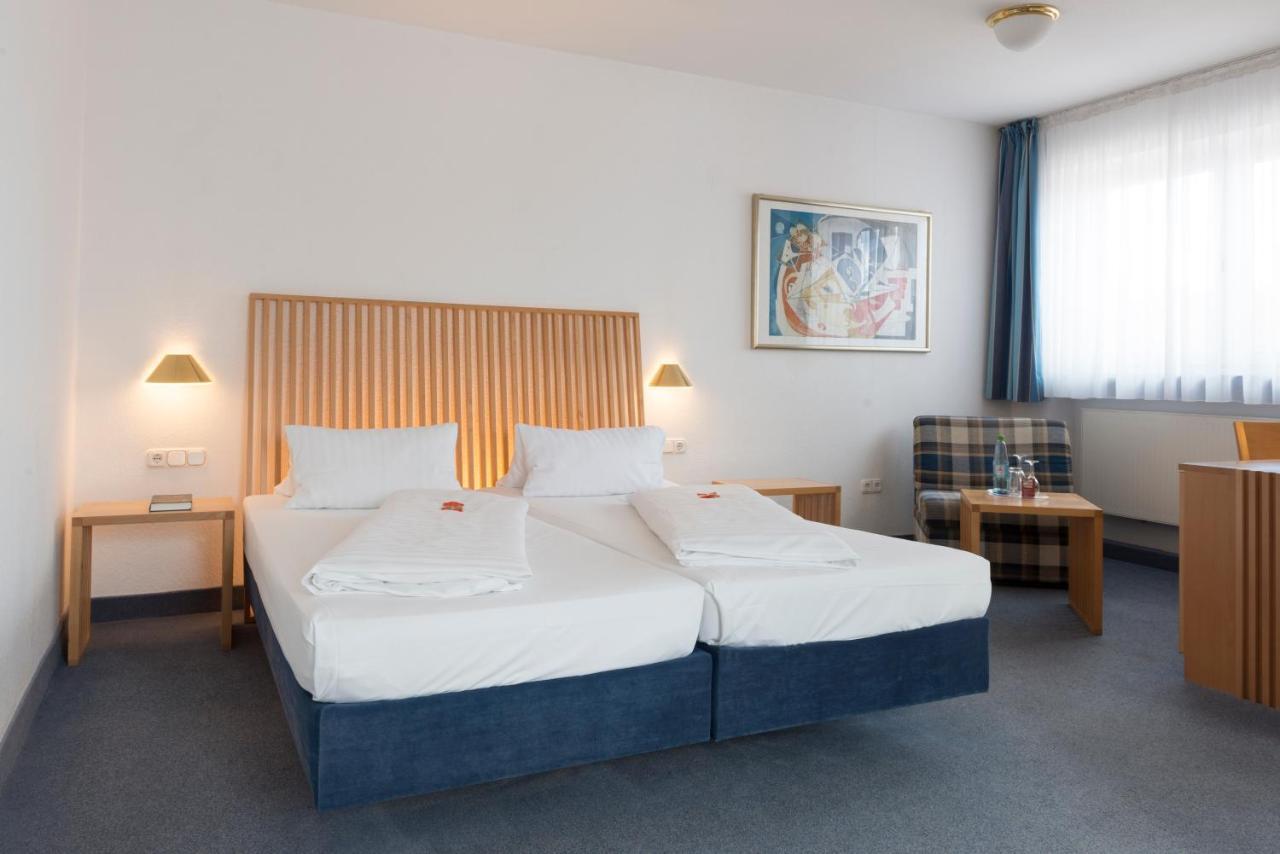 Hotel Gasthof Zum Storch Schluesselfeld Exterior photo